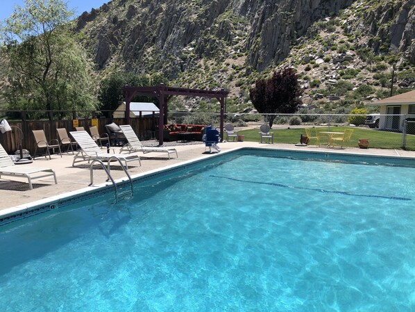 Outdoor pool - Meadowcliff lodge (Coleville)