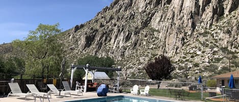 Piscine extérieure (ouverte en saison), parasols de plage