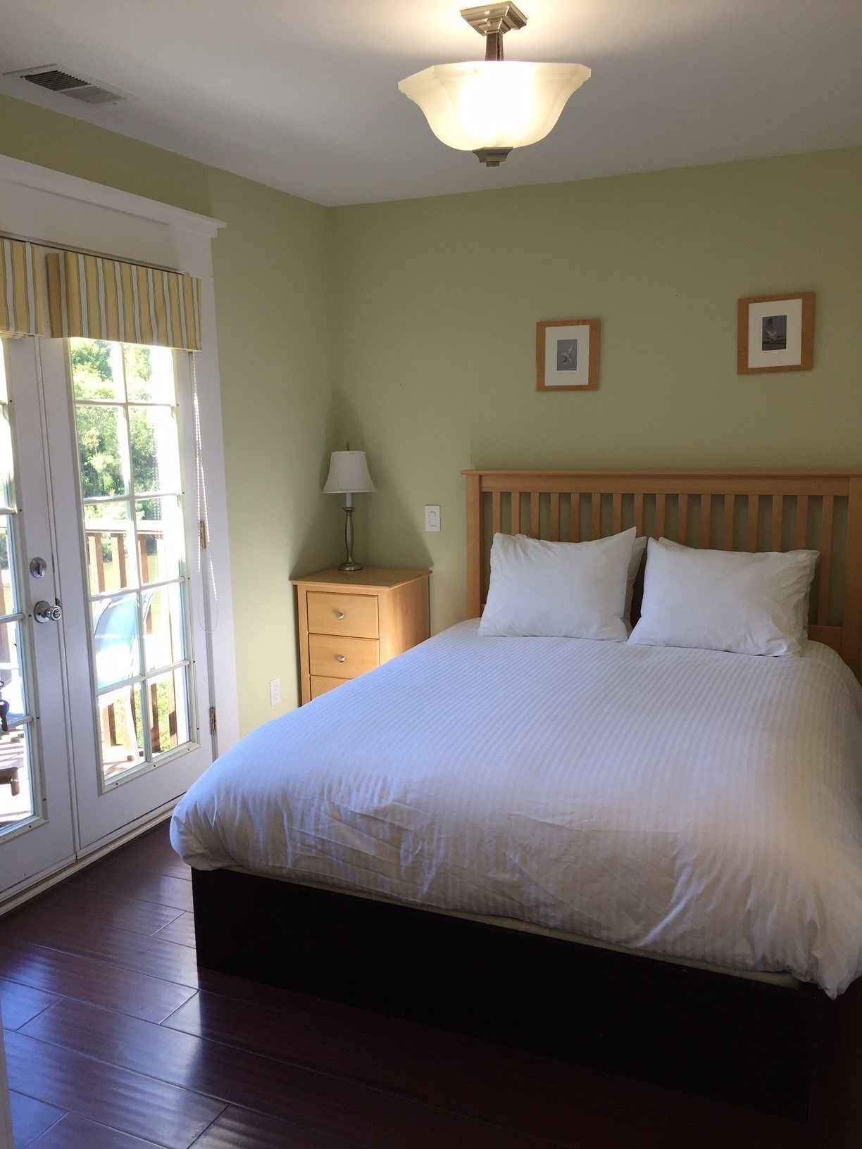 遮光窗帘、免费 WiFi、床单