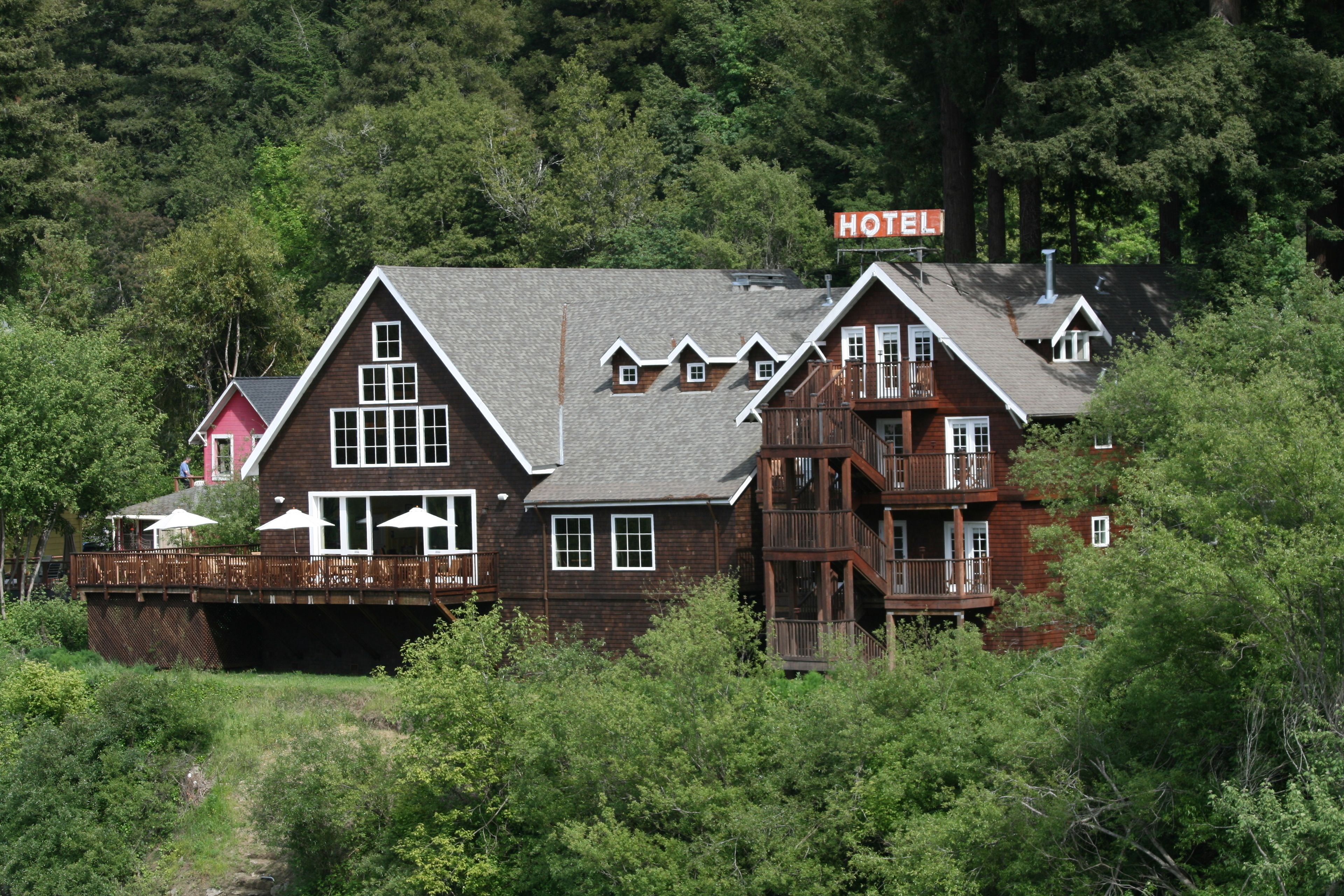 Un grand bâtiment en bois, sur lequel on peut lire une enseigne indiquant qu’il s’agit d’un hôtel.