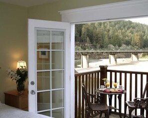 Comfort Room, River View | Blackout drapes, free WiFi, bed sheets - Highland Dell Lodge (Monte Rio)