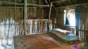 A room with a bed, a window, and bamboo walls. - Cabins in Asserya Island - San Blas paradise - meals included (Ailigandi)