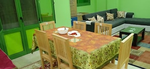 Apartamento, 2 habitaciones | Servicio de comidas en la habitación