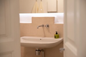 Hair dryer, towels, soap, shampoo - Charming residence in Salento (Matino)