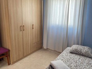 3 quartos, ferros/tábuas de passar roupa, roupa de cama