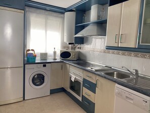 Frigorifero, microonde, forno, piano cottura