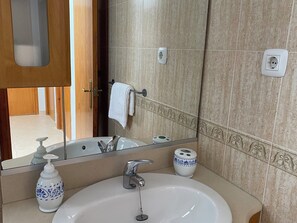 Badewanne, Haartrockner, Bidet, Handtücher