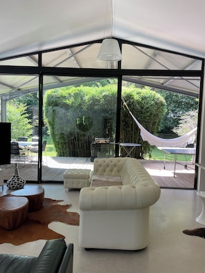 TV, caminetto, lettore DVD, tavolo da ping pong