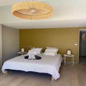 4 bedrooms, desk, iron/ironing board, travel cot