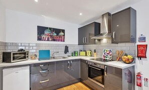 Kjøleskap, mikrobølgeovn, brødrister og kjøkkenutstyr