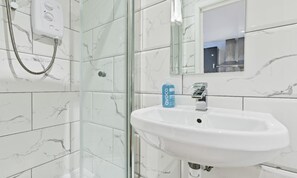 Shower, hair dryer, towels - Rainbow Studio | By My Getaways (Brighton)