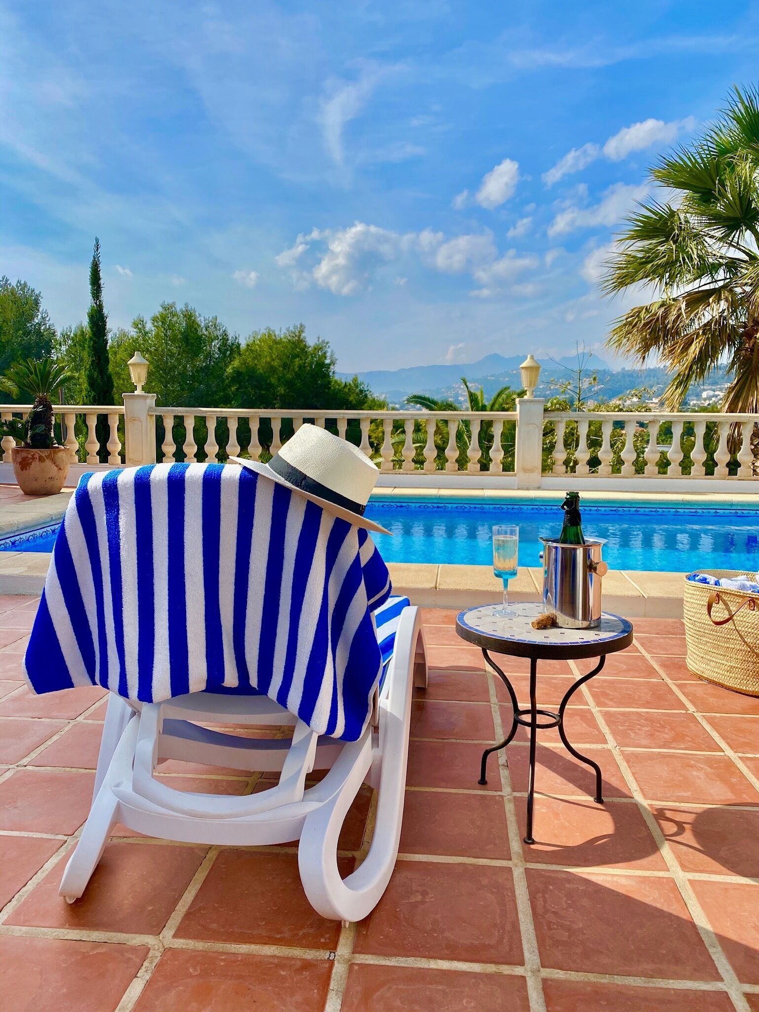 Utendørsbasseng og et oppvarmet basseng