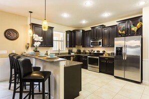 House | Private kitchen | Stovetop, dishwasher, cookware/dishes/utensils - 6BR 6BA Pool Home In ChampionsGate (Davenport)