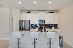 Talo | Yksityinen keittiö | Mikroaaltouuni, liesi, astianpesukone