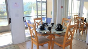 Maison | Repas dans la chambre
