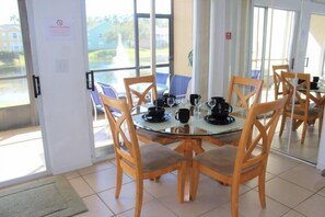 Maison | Repas dans la chambre