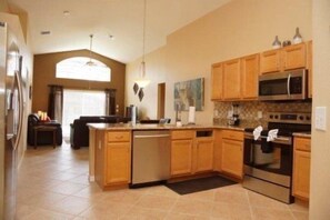 House | Private kitchen | Fridge, microwave, dishwasher, coffee/tea maker - 4BR 3BA Pool Home In Solana (Davenport)