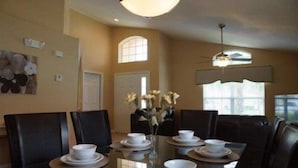 In-room dining - 4BR 3BA Pool Home In Solana (Davenport)