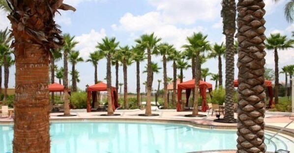 ハウス | 屋外プール | 屋外プール、温水プール