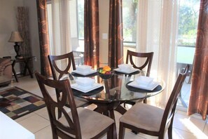 Nhà | Khu vực ăn uống tại phòng