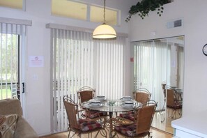 Ferienhaus | Essbereich im Zimmer