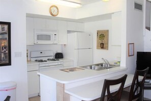 House | Private kitchen | Fridge, microwave, oven, stovetop - 2BR 2BA Mango Key Townhome (Kissimmee)