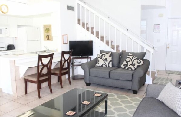 Casa | Área de sala de estar | Televisión y reproductor de DVD 