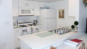 House | Private kitchen | Coffee/tea maker, fridge, microwave, stovetop - Mango Key 2BR 2BA Townhome (Kissimmee)