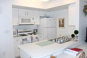 House | Private kitchen | Fridge, microwave, stovetop, dishwasher - Mango Key 2BR 2BA Townhome (Kissimmee)