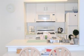 House | Private kitchen | Fridge, microwave, stovetop, dishwasher - Mango Key 2BR 2BA Townhome (Kissimmee)
