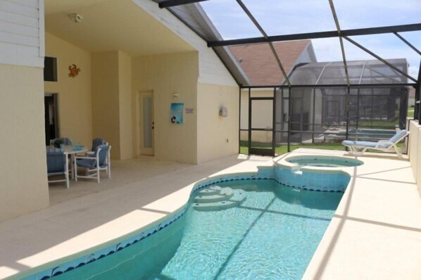 Casa | Piscina al aire libre | Una piscina al aire libre