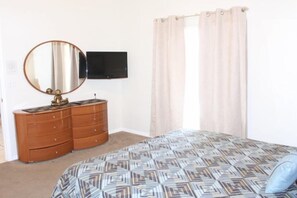 House | 4 bedrooms, desk, iron/ironing board, travel crib