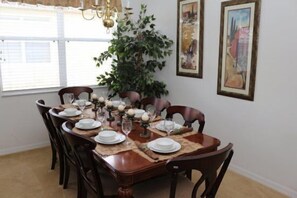 House | In-room dining - 4BR 3BAroom Pool Villa in Legacy Park (Davenport)