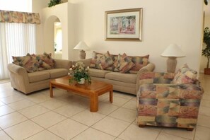 單棟房屋 | 客廳 | 平面電視、DVD 播放機