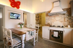 Frigorífico, horno, placa de cocina y lavavajillas