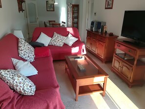 Fernseher, Bücher, Stereoanlage