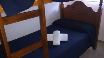 2 makuuhuonetta, silitysrauta/-lauta, ilmainen Wi-Fi, vuodevaatteet