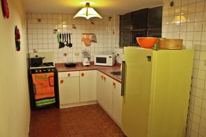 Microwave, coffee/tea maker, cookware/dishes/utensils, dining tables