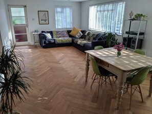 Flat-screen TV - 3 Bedroom House in picturesque Cornish Village (Gweek)