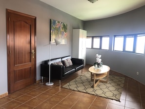 Smart TV, chimenea, reproductor de DVD, futbolito