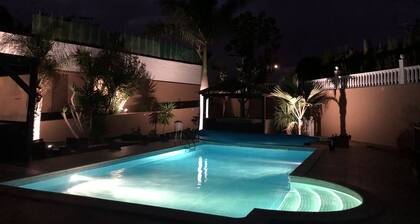 Ylellinen huvila, Fuerteventura, merinäköalalla.