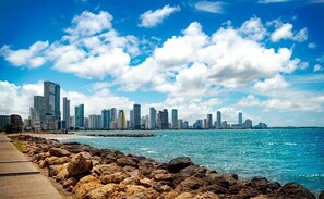 Perto da praia, serviço de traslado de/para a praia, guarda-sóis 