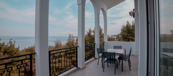 MUSES DELUXE APARTMENTS