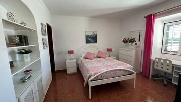 12 slaapkamers, een strijkplank/strijkijzer, reisbedje, wifi
