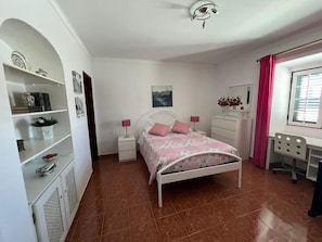 12 Schlafzimmer, Bügeleisen/Bügelbrett, Reisekinderbett, WLAN