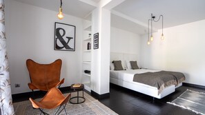 4 chambres, fer et planche à repasser, lit de bébé portatif