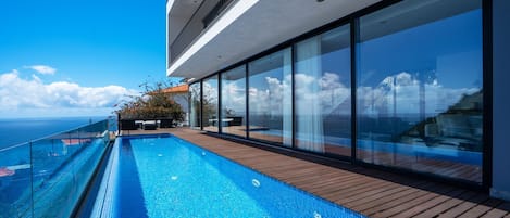 Infinity-pool, opvarmet pool