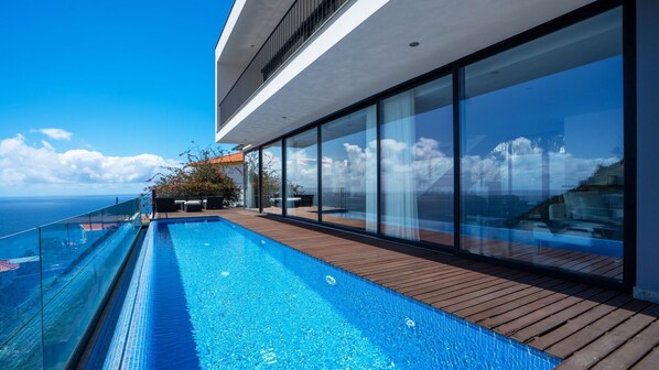 An infinity pool, a heated pool - Ocean Sight by LovelyStay (Funchal)