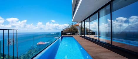 Infinity-Pool, beheizter Pool