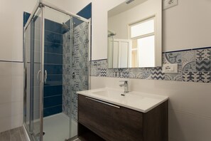 Douche, sèche-cheveux, bidet, serviettes fournies